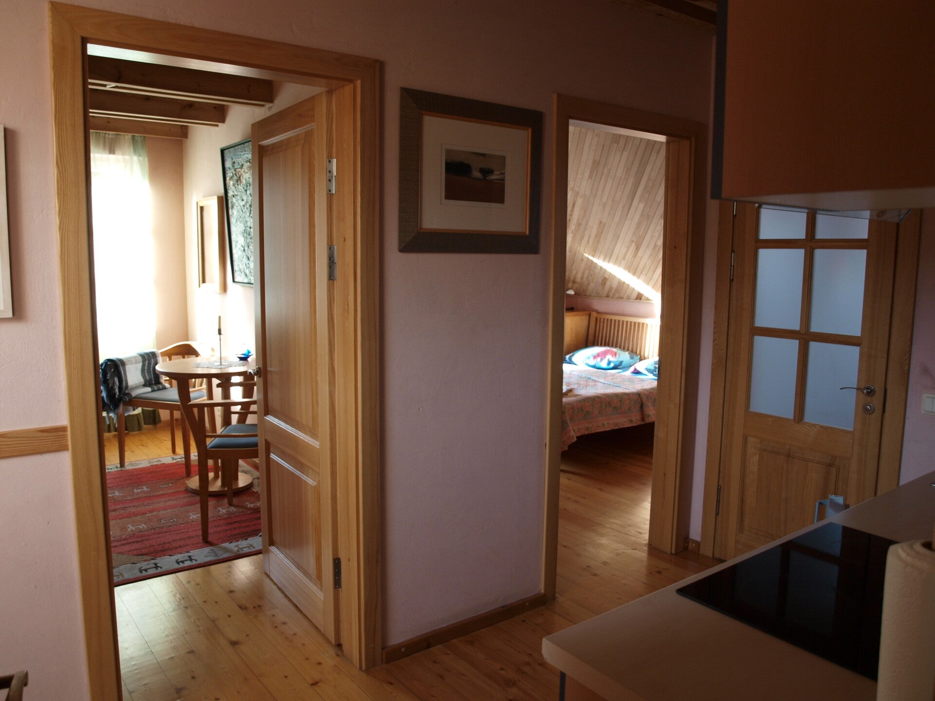 Apartment im Haus Aika – Blick in die getrennten Räume