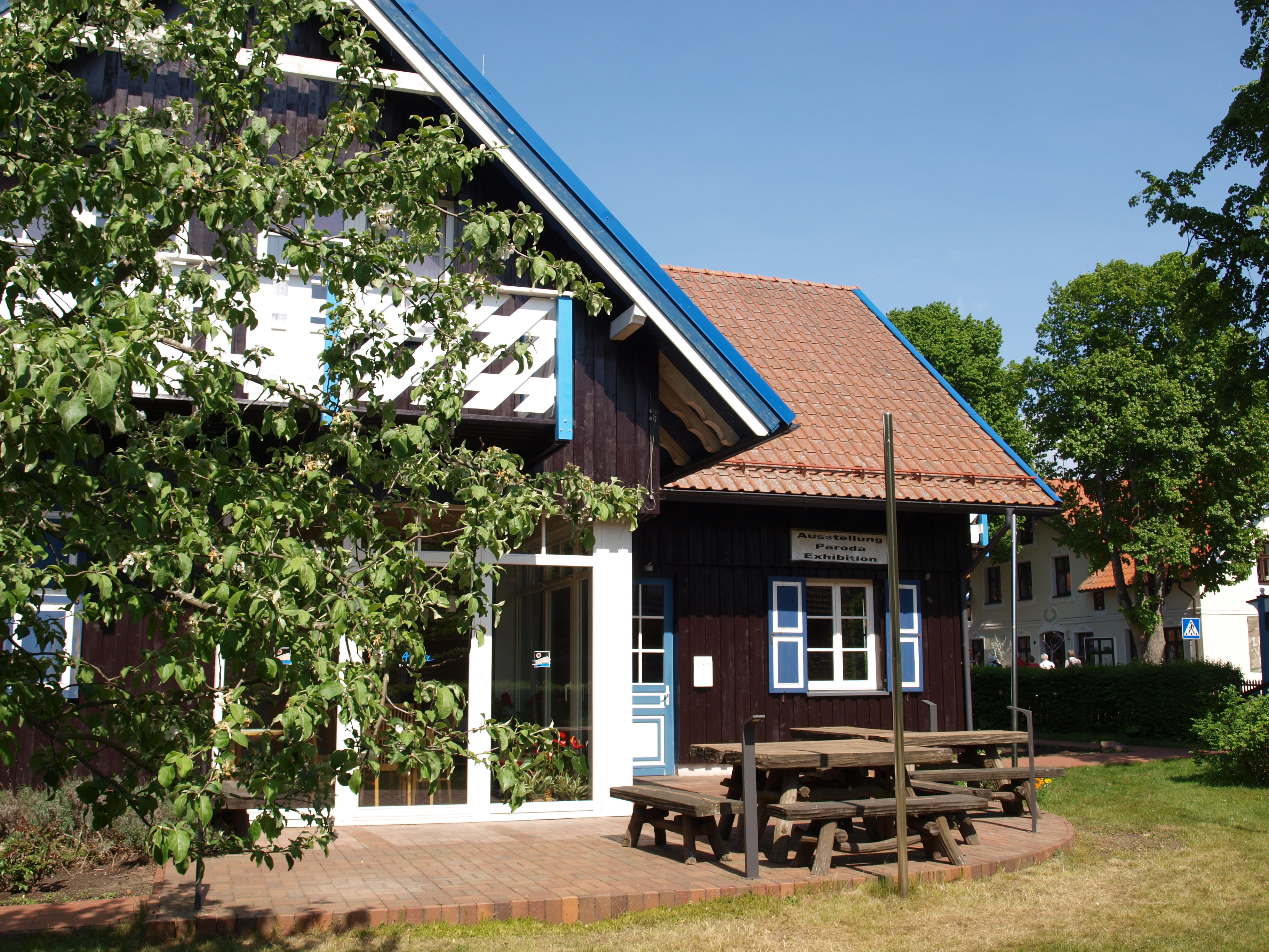 Haus Aika mit Galerieeingang und Gartenterrasse