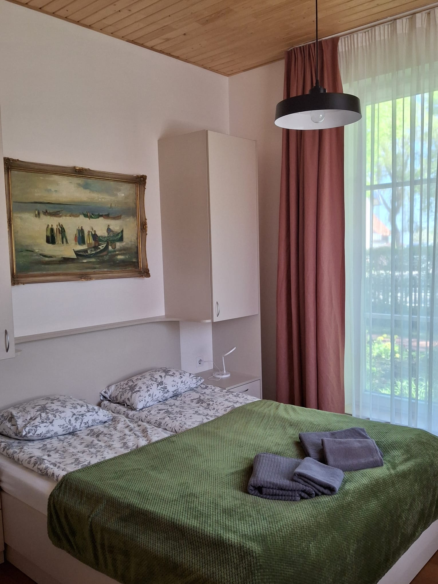 Standard-Doppelzimmer – Bett mit grüner Tagesdecke